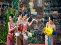 Tận hưởng lễ hội Songkran truyền thống trong mùa xuân ở Chiang Mai